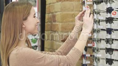 一位美丽的女士在商店的陈列柜上拍照